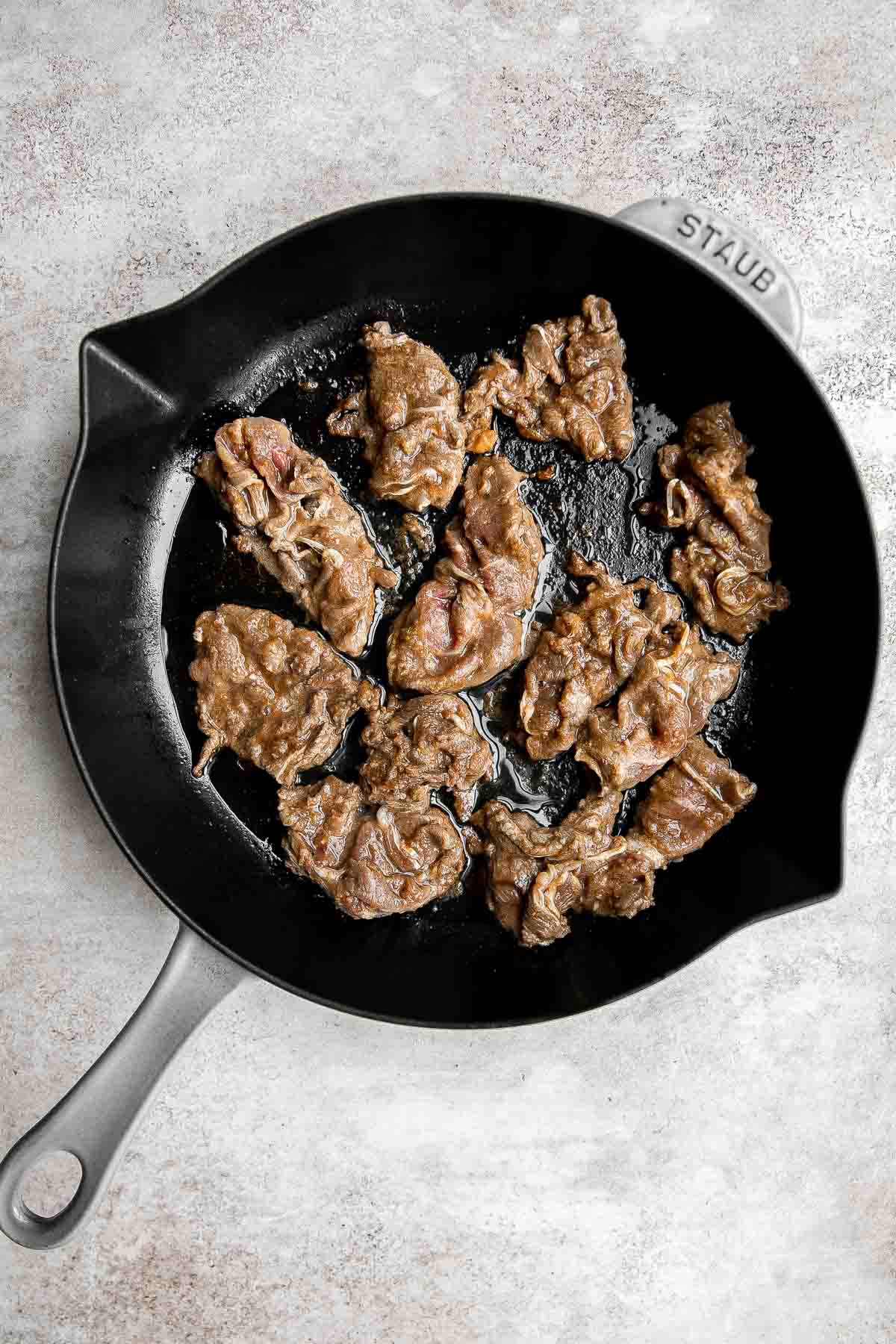 韩国烤肉是一个美味的牛肉,快速和容易与切成薄片的牛肉腌制30分钟的餐美味的甜食和美味蒜酱油。| aheadofthyme.com