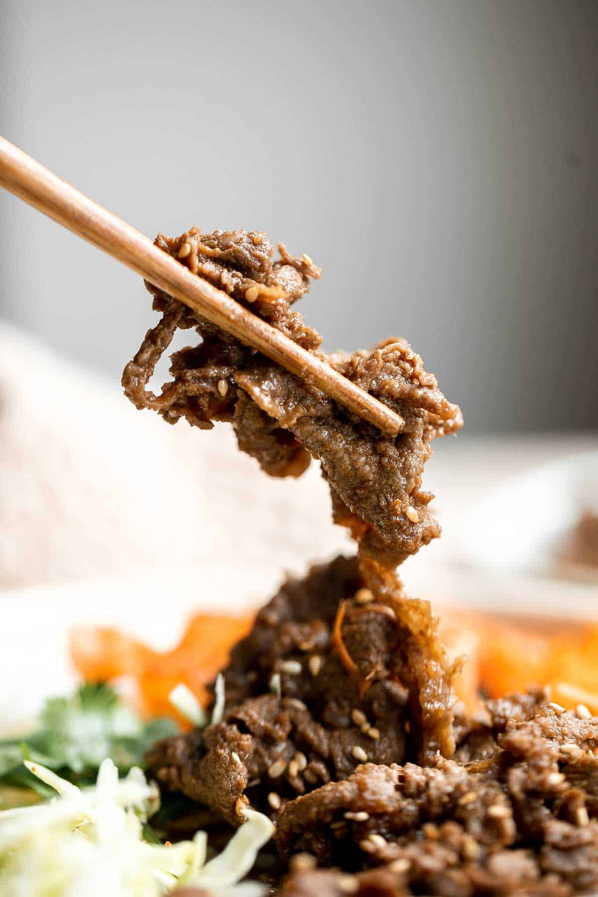韩国烤肉是一个美味的牛肉,快速和容易与切成薄片的牛肉腌制30分钟的餐美味的甜食和美味蒜酱油。| aheadofthyme.com