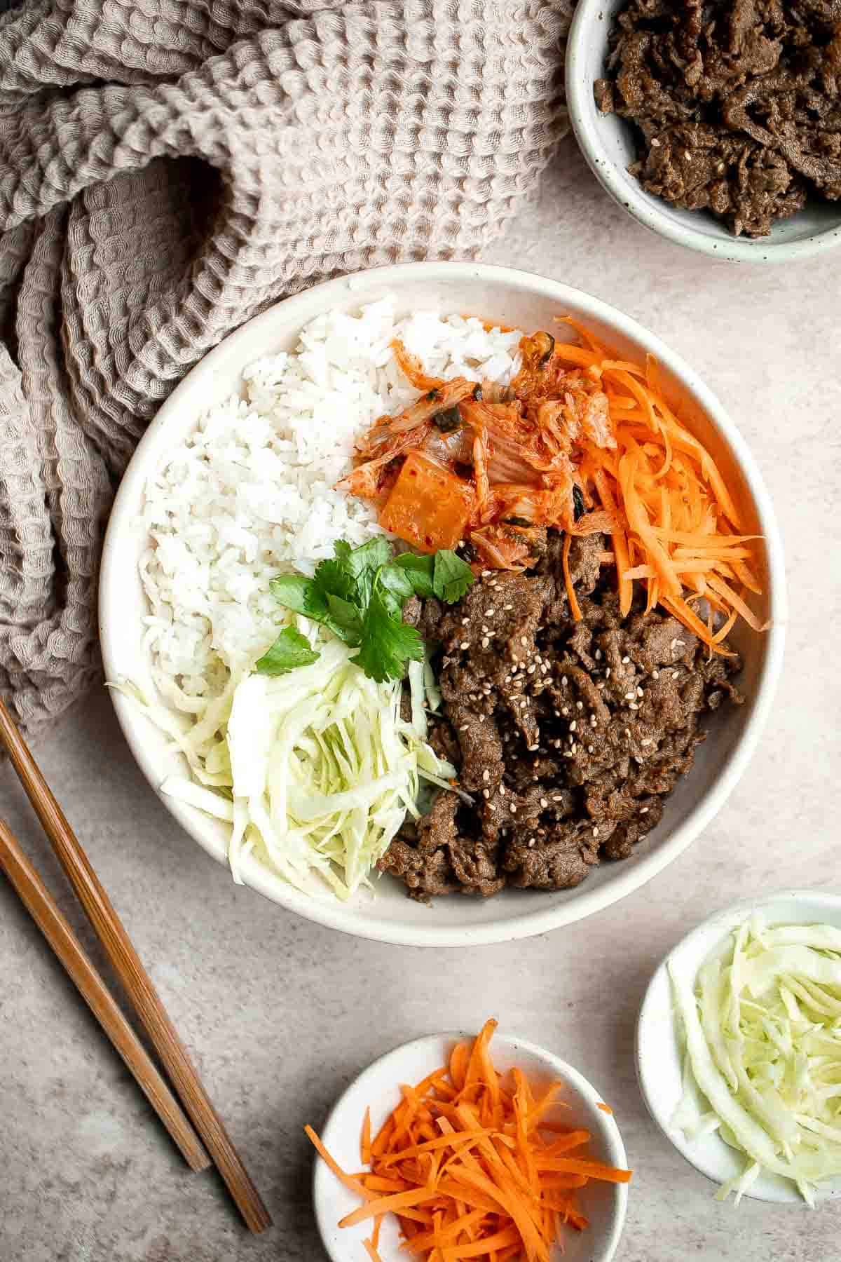 韩国烤肉是一个美味的牛肉,快速和容易与切成薄片的牛肉腌制30分钟的餐美味的甜食和美味蒜酱油。| aheadofthyme.com