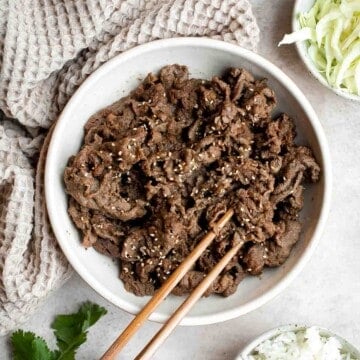 韩国烤肉是一个美味的牛肉,快速和容易与切成薄片的牛肉腌制30分钟的餐美味的甜食和美味蒜酱油。| aheadofthyme.com