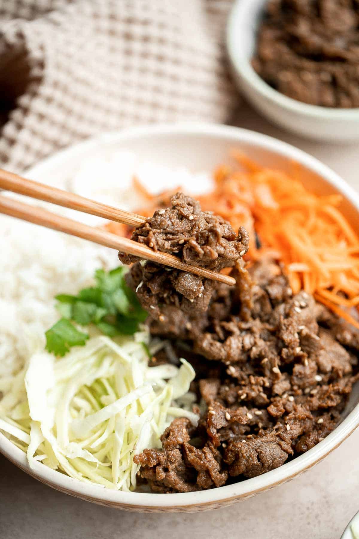 韩国烤肉是一个美味的牛肉,快速和容易与切成薄片的牛肉腌制30分钟的餐美味的甜食和美味蒜酱油。| aheadofthyme.com