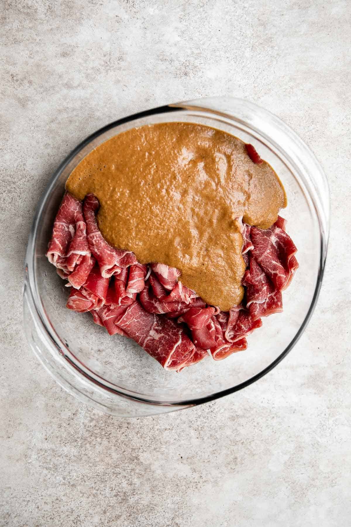 韩国烤肉是一个美味的牛肉,快速和容易与切成薄片的牛肉腌制30分钟的餐美味的甜食和美味蒜酱油。| aheadofthyme.com