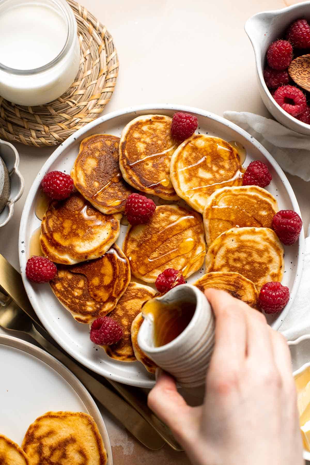 迷你煎饼(银元煎饼)是经典煎饼的蓬松，有趣的大小版本。只需少量日常食材就能轻松制作。| aheadofthyme.com