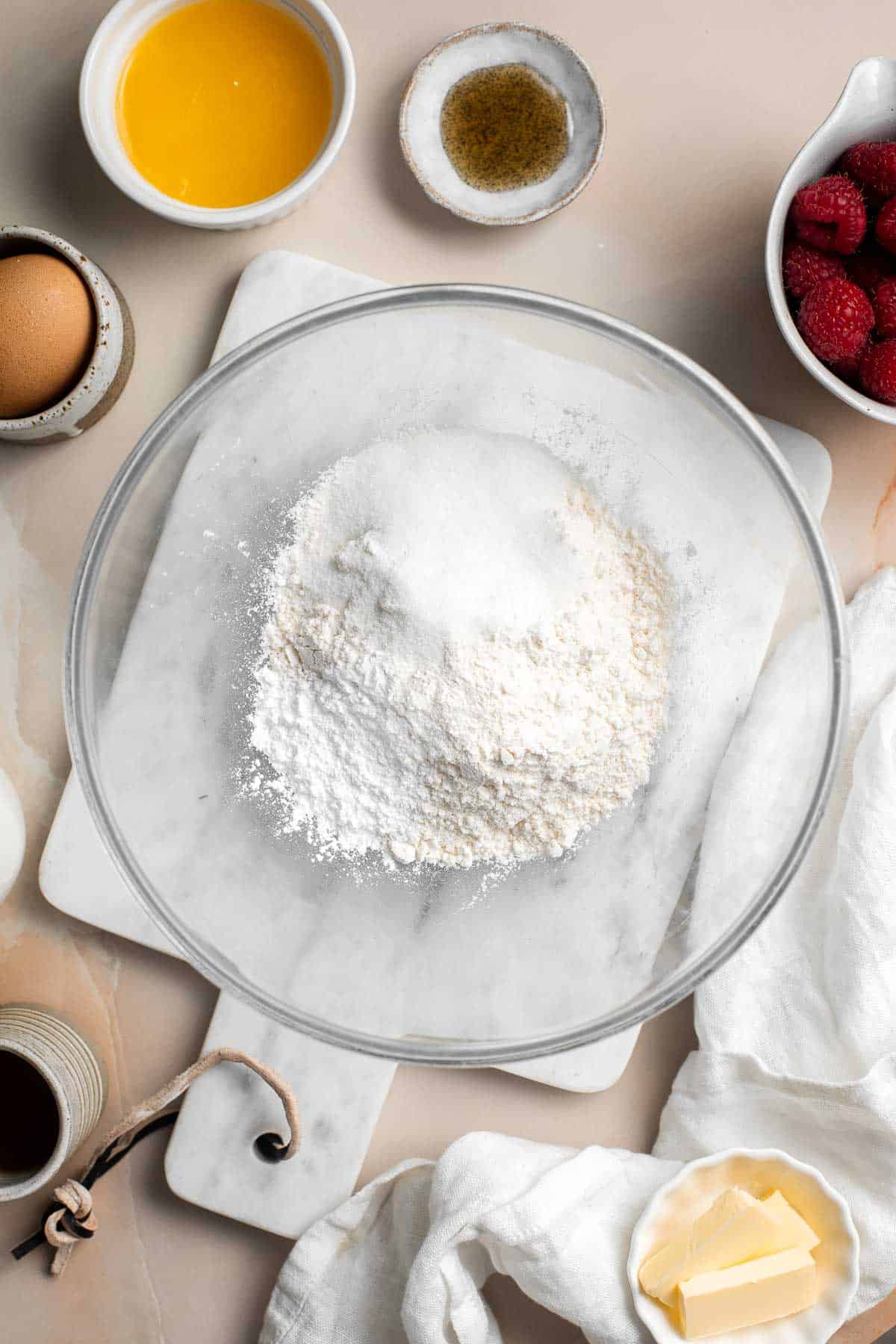 迷你煎饼(银元煎饼)是经典煎饼的蓬松，有趣的大小版本。只需少量日常食材就能轻松制作。| aheadofthyme.com