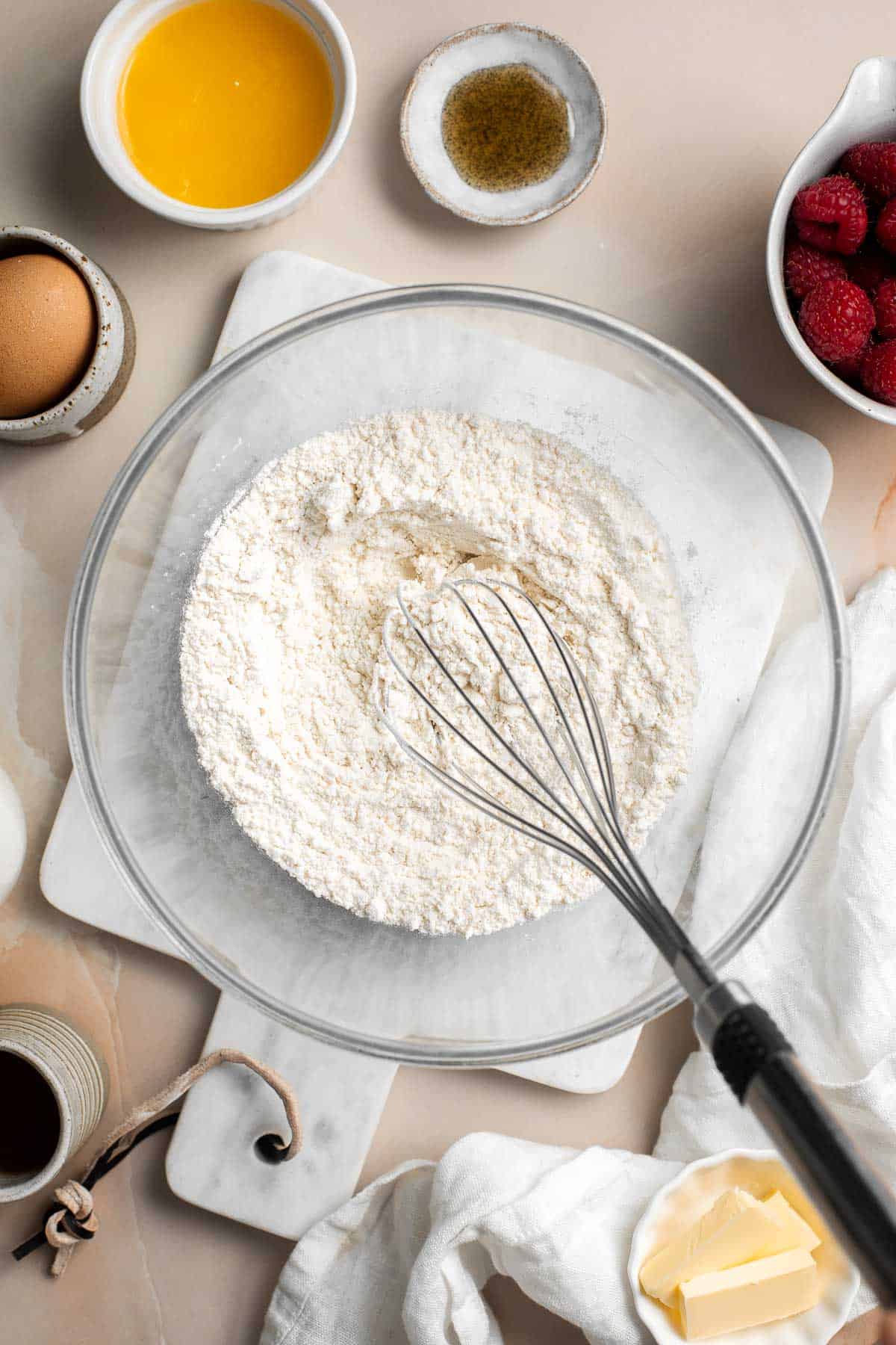 迷你煎饼(银元煎饼)是经典煎饼的蓬松，有趣的大小版本。只需少量日常食材就能轻松制作。| aheadofthyme.com