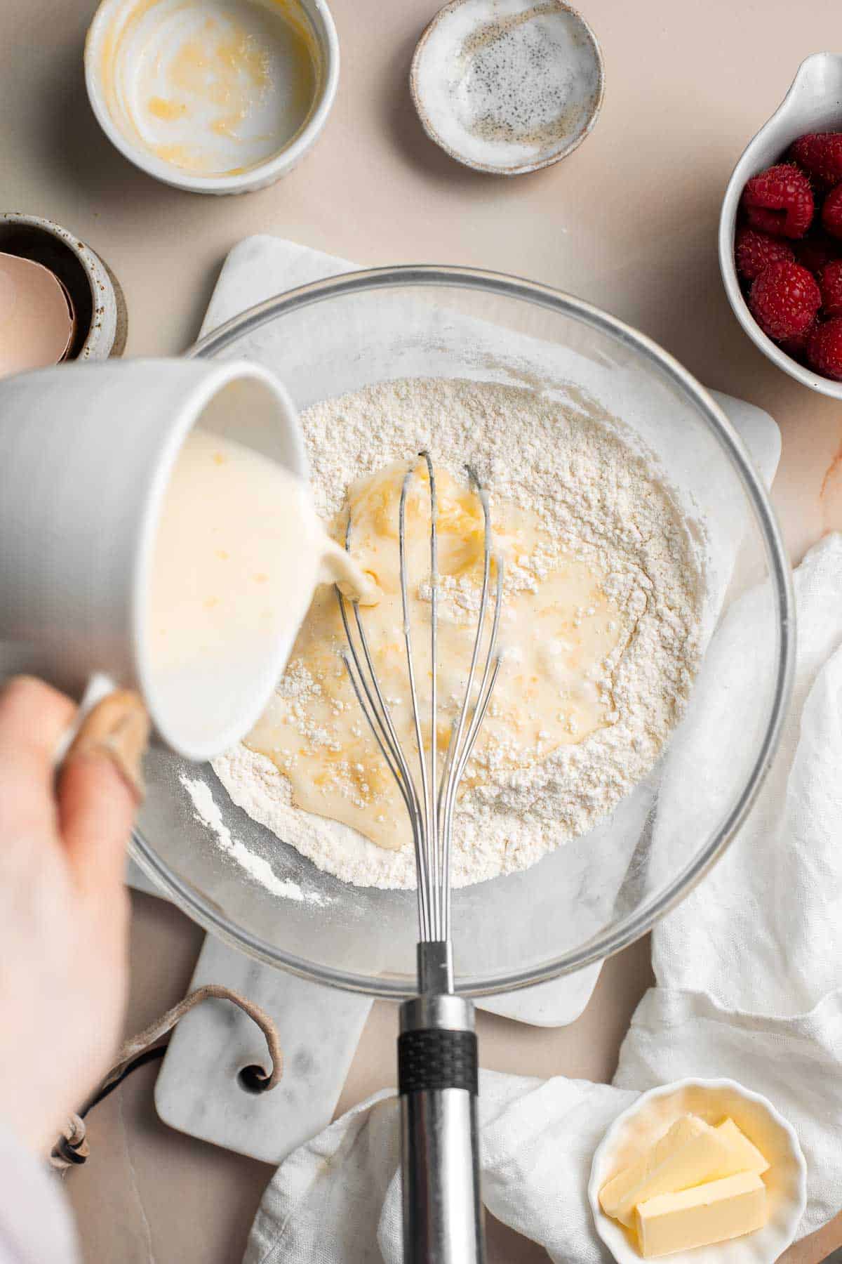 迷你煎饼(银元煎饼)是经典煎饼的蓬松，有趣的大小版本。只需少量日常食材就能轻松制作。| aheadofthyme.com