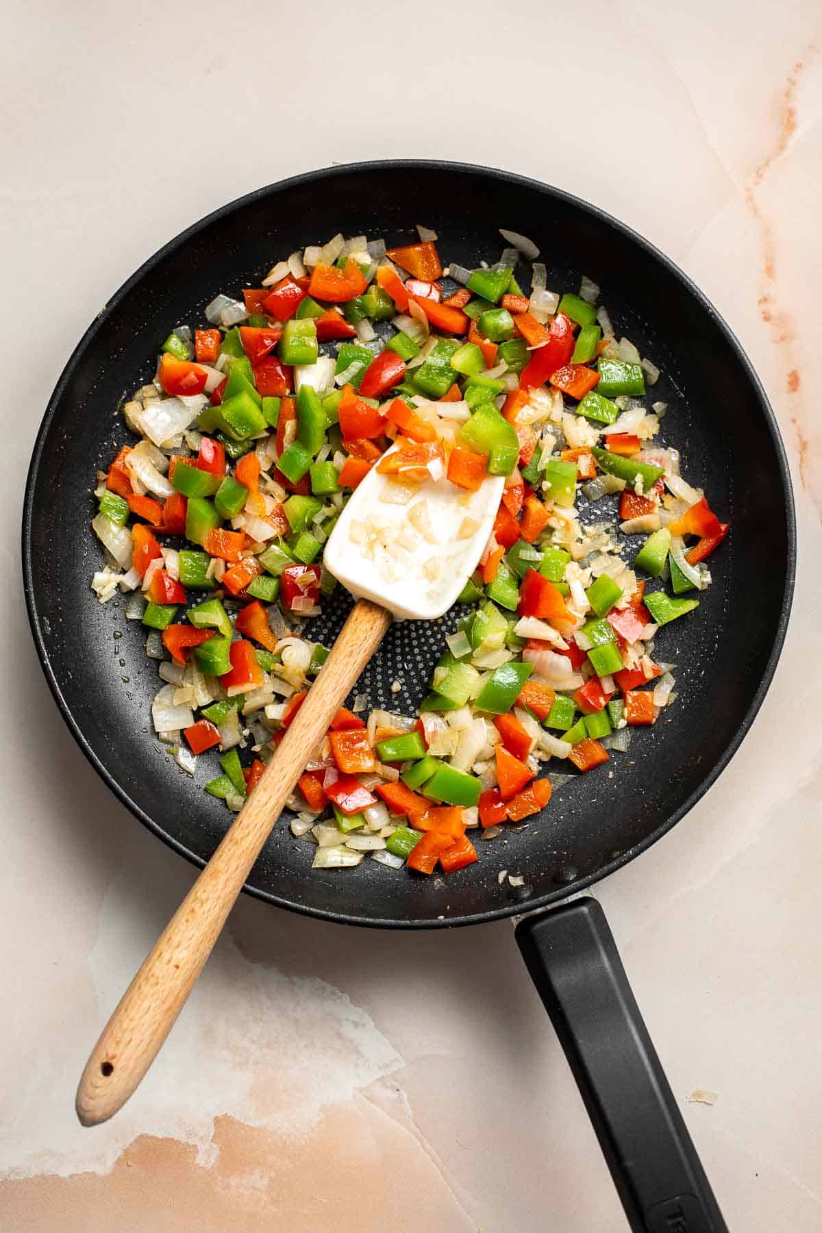 这些平底锅油炸玉米粉饼富含蔬菜和感伤的奶酪,在烤炉里烤直到酥脆,养活一群在短短30分钟。| aheadofthyme.com