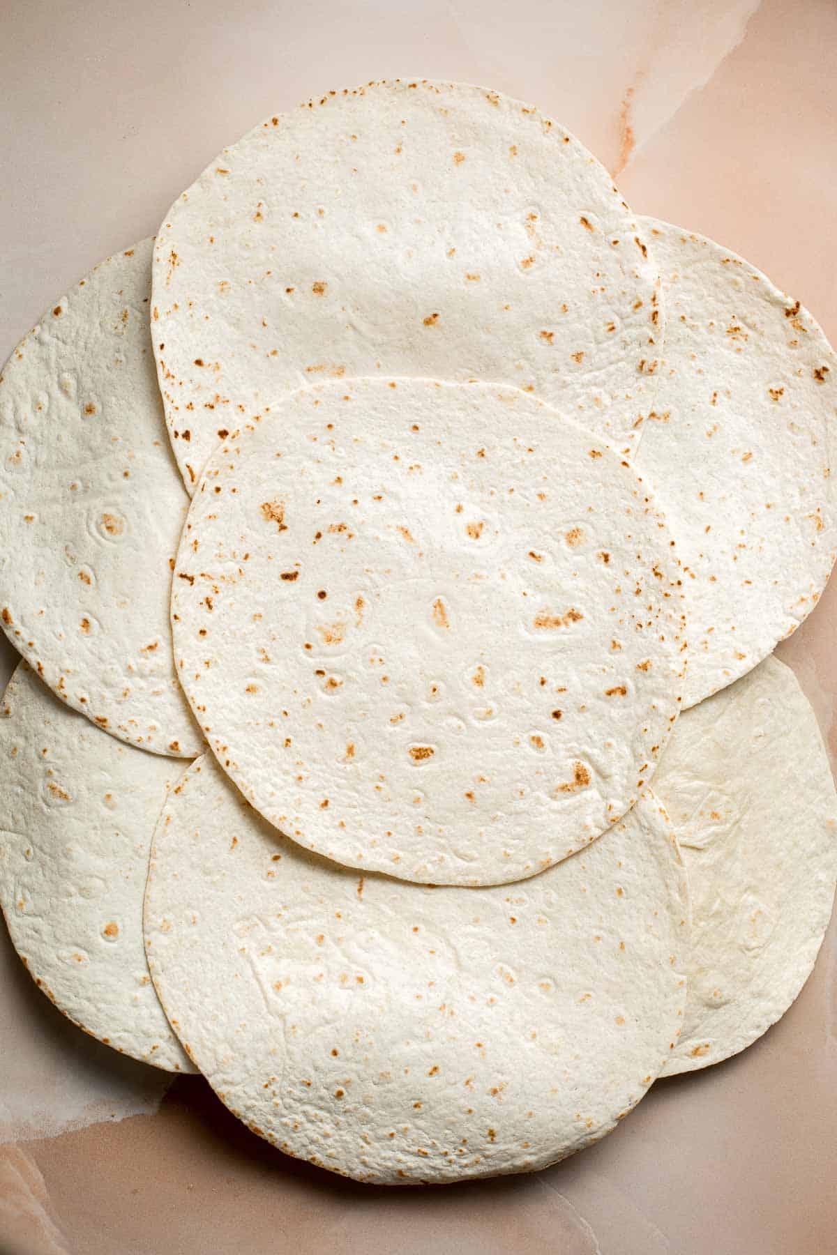 这些平底锅油炸玉米粉饼富含蔬菜和感伤的奶酪,在烤炉里烤直到酥脆,养活一群在短短30分钟。| aheadofthyme.com