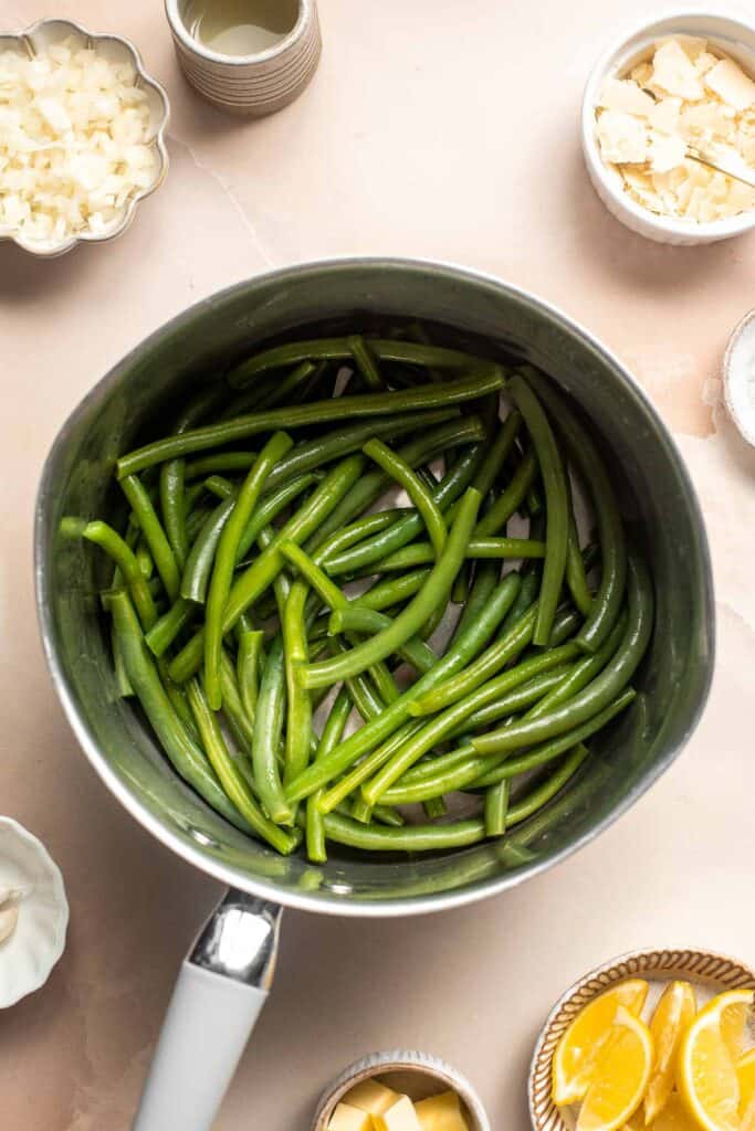 柠檬帕尔马绿豆是完美的任何主菜餐一起吃晚饭——黄油,柠檬和干酪。这种快速配菜很容易在20分钟。| aheadofthyme.com