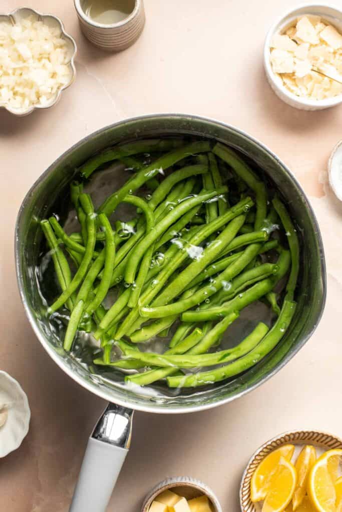 柠檬帕尔马绿豆是完美的任何主菜餐一起吃晚饭——黄油,柠檬和干酪。这种快速配菜很容易在20分钟。| aheadofthyme.com