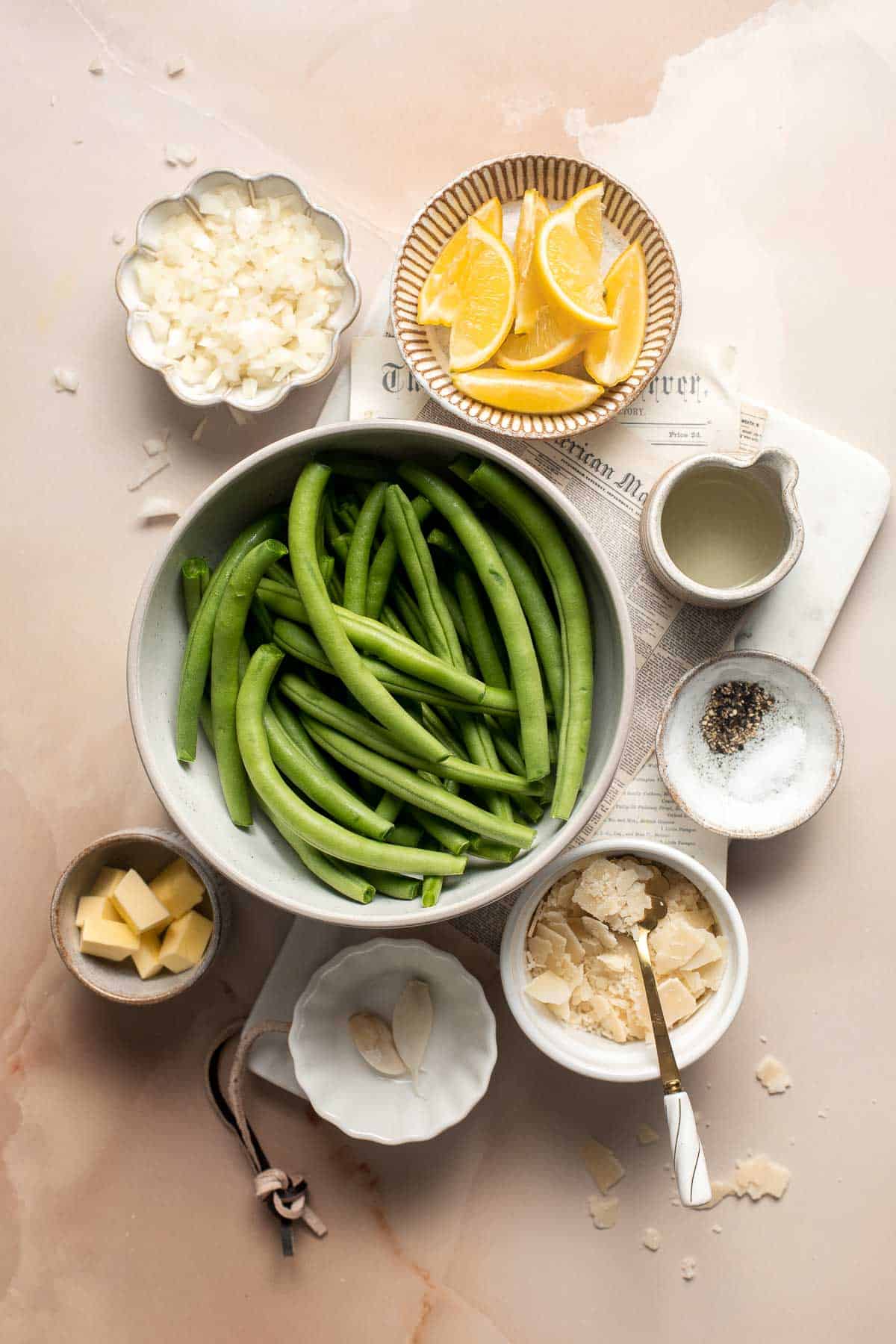 柠檬帕尔马绿豆是完美的任何主菜餐一起吃晚饭——黄油,柠檬和干酪。这种快速配菜很容易在20分钟。| aheadofthyme.com