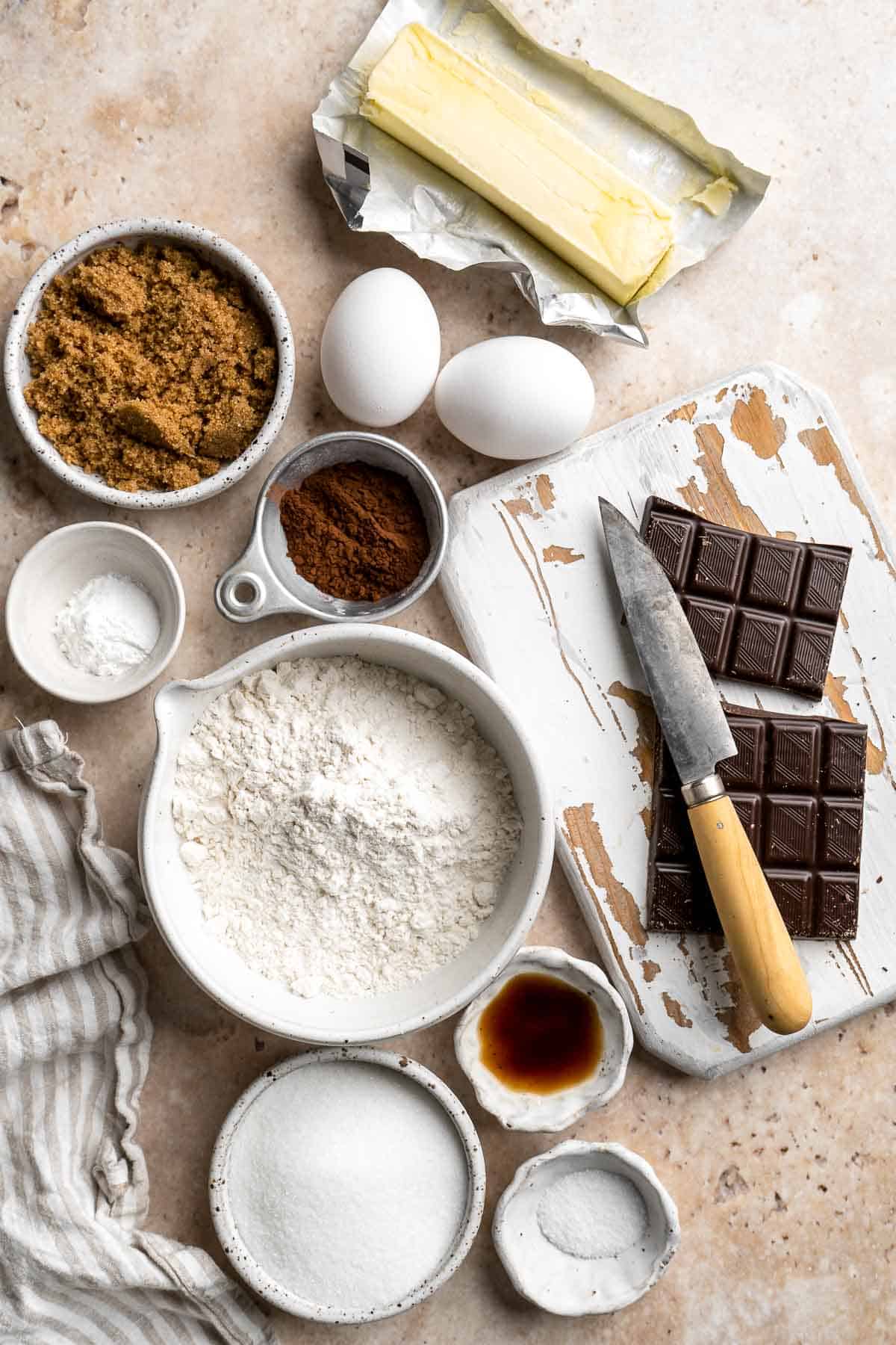 巧克力蛋糕饼干是丰富的完美结合,巧克力色布朗尼和耐嚼,蜜糖饼干。快速和容易,不需要冷却。| aheadofthyme.com