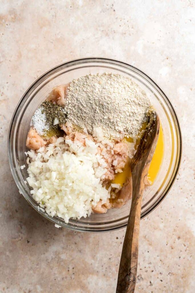 烤的鸡肉丸比较嫩,多汁,美味(这里没有干肉丸!)。在45分钟使用简单的成分。所以快速和容易!| aheadofthyme.com