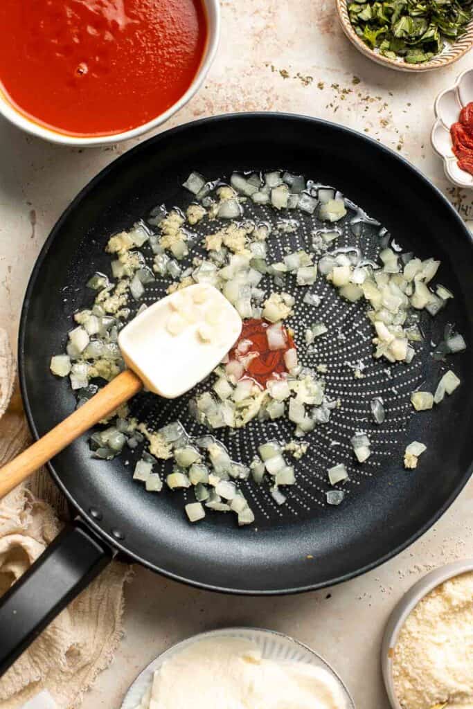 茄子帕玛森是素食的意大利菜嫩茄子片涂在脆皮面包屑、发出奶酪,烤茄汁。| aheadofthyme.com