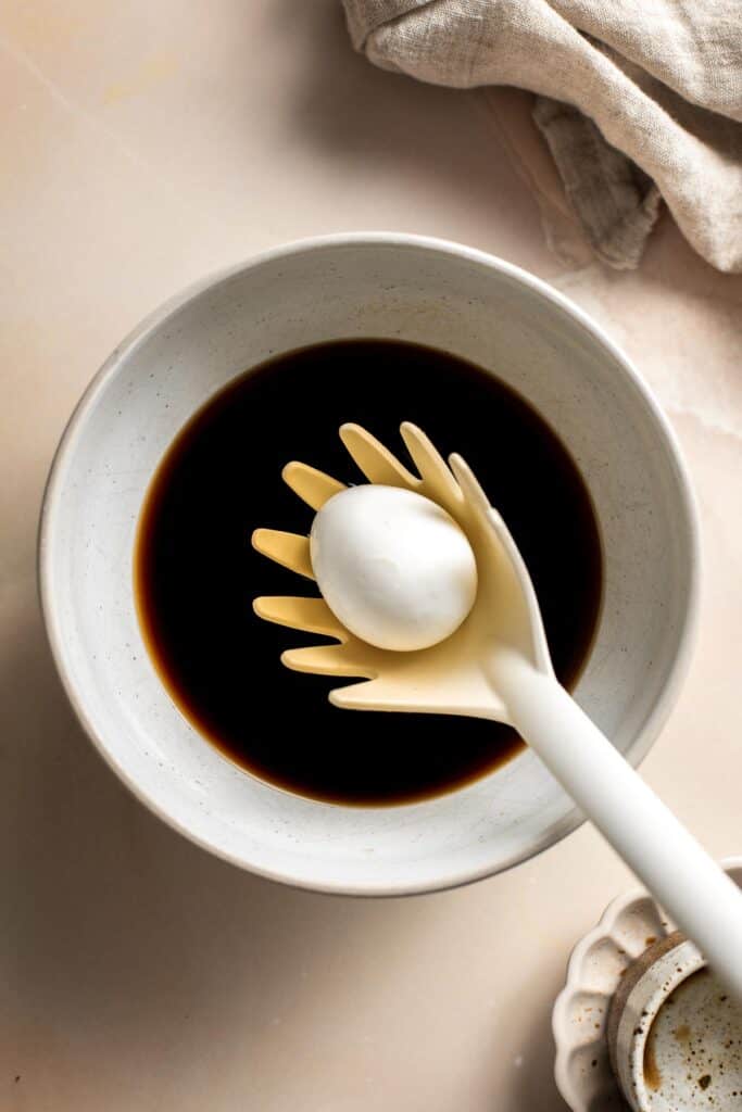 酱油鸡蛋(鸡蛋拉面)鲜味公司白和适意的中心。咸,风味极佳的味道很容易用一个简单的4-ingredient腌料。| aheadofthyme.com