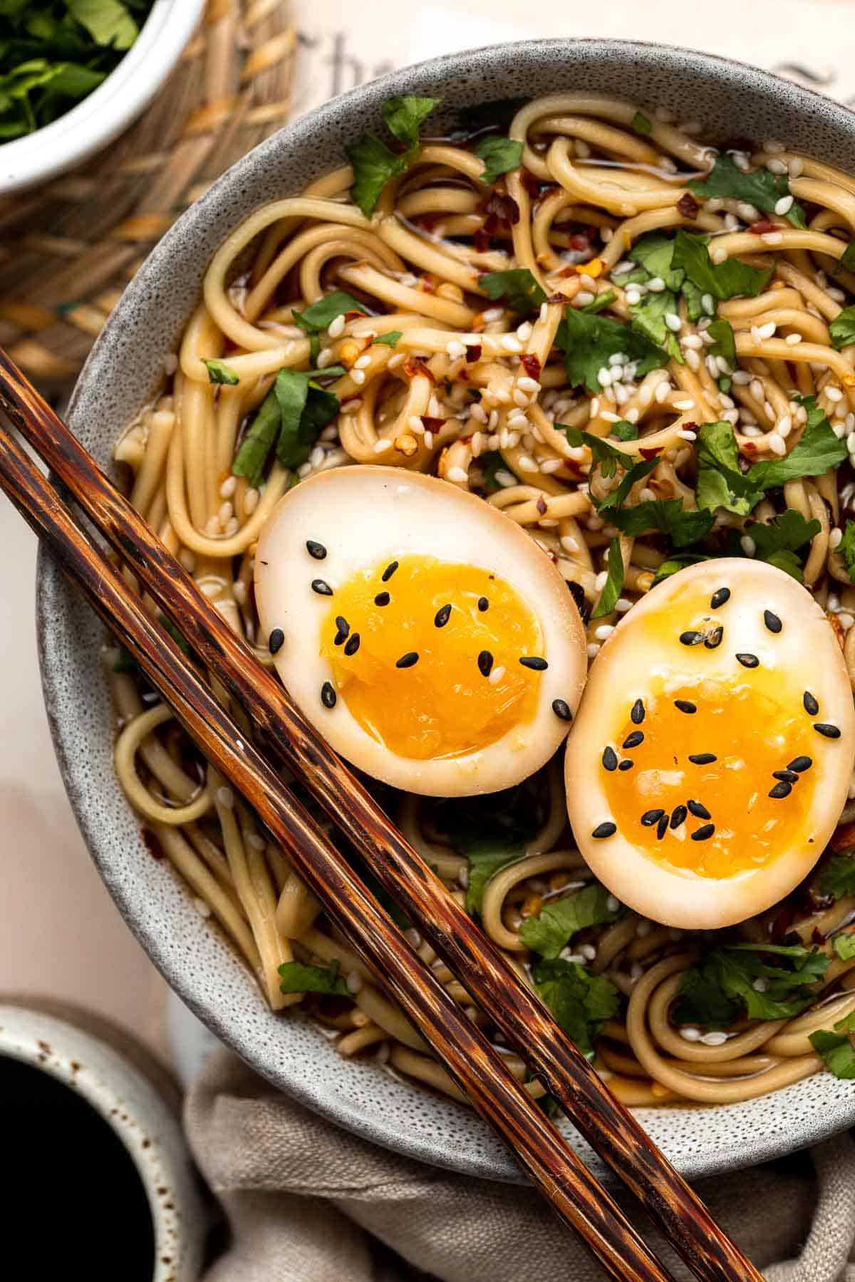 酱油鸡蛋(鸡蛋拉面)鲜味公司白和适意的中心。咸,风味极佳的味道很容易用一个简单的4-ingredient腌料。| aheadofthyme.com