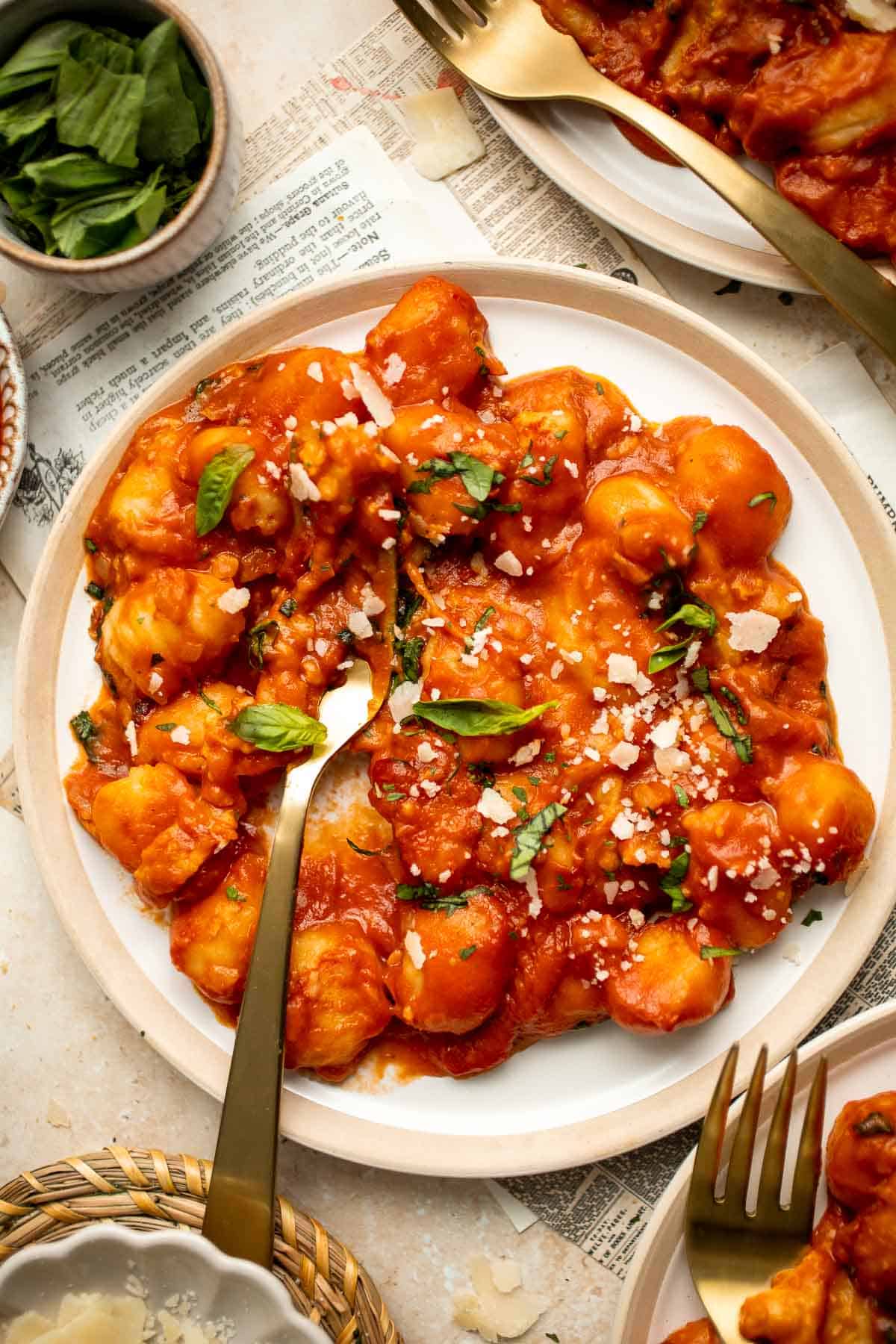 干酪烤汤圆是快速和简单的安慰食品都在一个锅汤圆耐嚼咬,一个简单的以番茄为基础的酱,粘性发出奶酪。| aheadofthyme.com