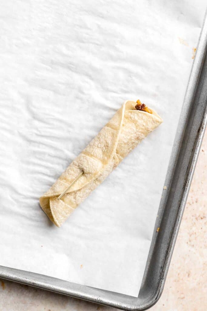 自制Taquitos松脆,美味又可口的。这些卷炸玉米饼充满了经验丰富的牛肉和发出奶酪,可以炸或烤!| aheadofthyme.com