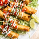 自制Taquitos松脆,美味又可口的。这些卷炸玉米饼充满了经验丰富的牛肉和发出奶酪,可以炸或烤!| aheadofthyme.com