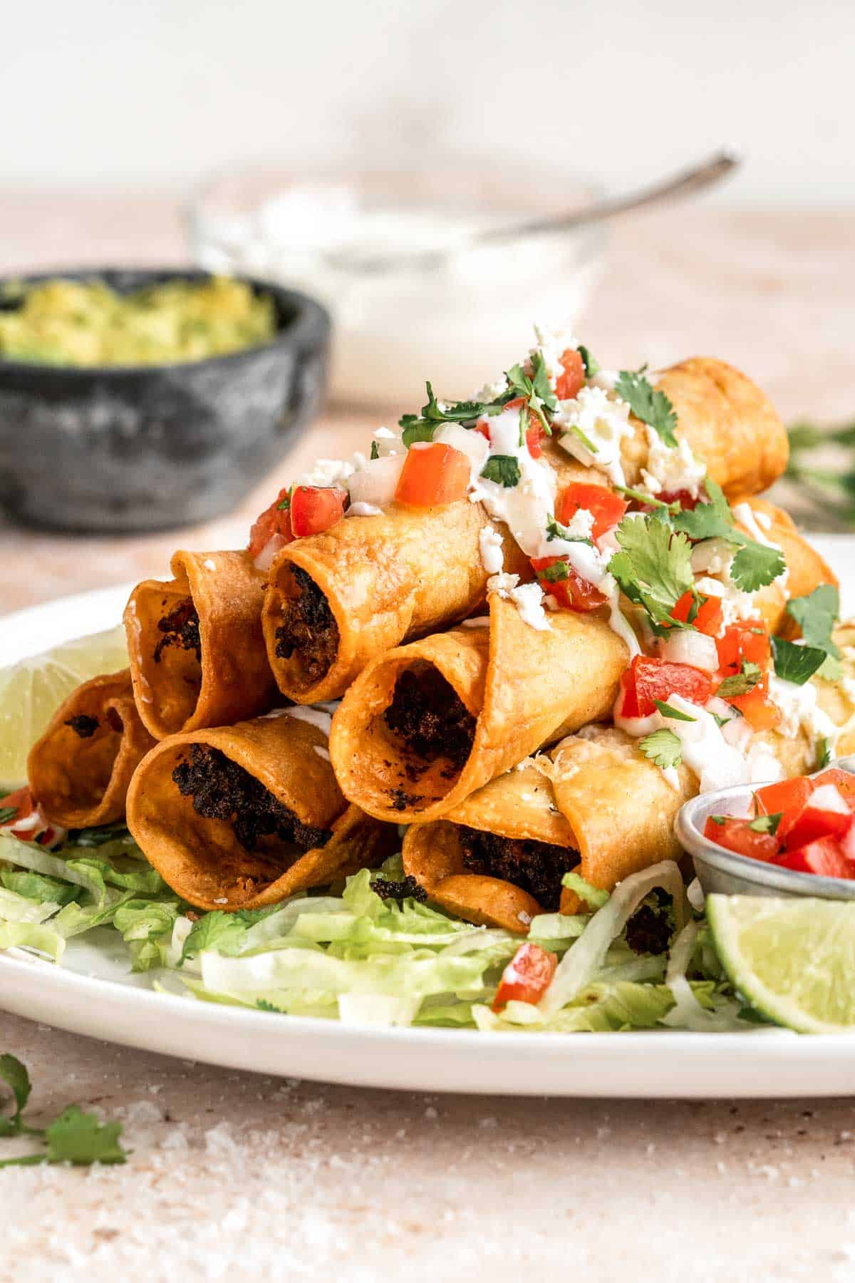 自制Taquitos松脆,美味又可口的。这些卷炸玉米饼充满了经验丰富的牛肉和发出奶酪,可以炸或烤!| aheadofthyme.com
