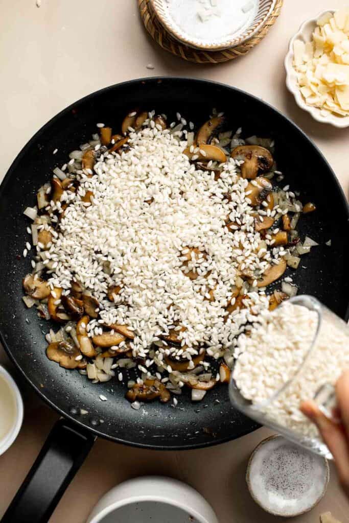 蘑菇意大利调味饭肉菜饭是一个丰富的奶油壶用简单的成分,带来大胆的味道。从头自制意大利调味饭很简单!| aheadofthyme.com