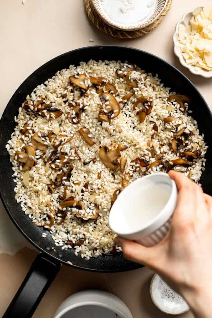 蘑菇意大利调味饭肉菜饭是一个丰富的奶油壶用简单的成分,带来大胆的味道。从头自制意大利调味饭很简单!| aheadofthyme.com