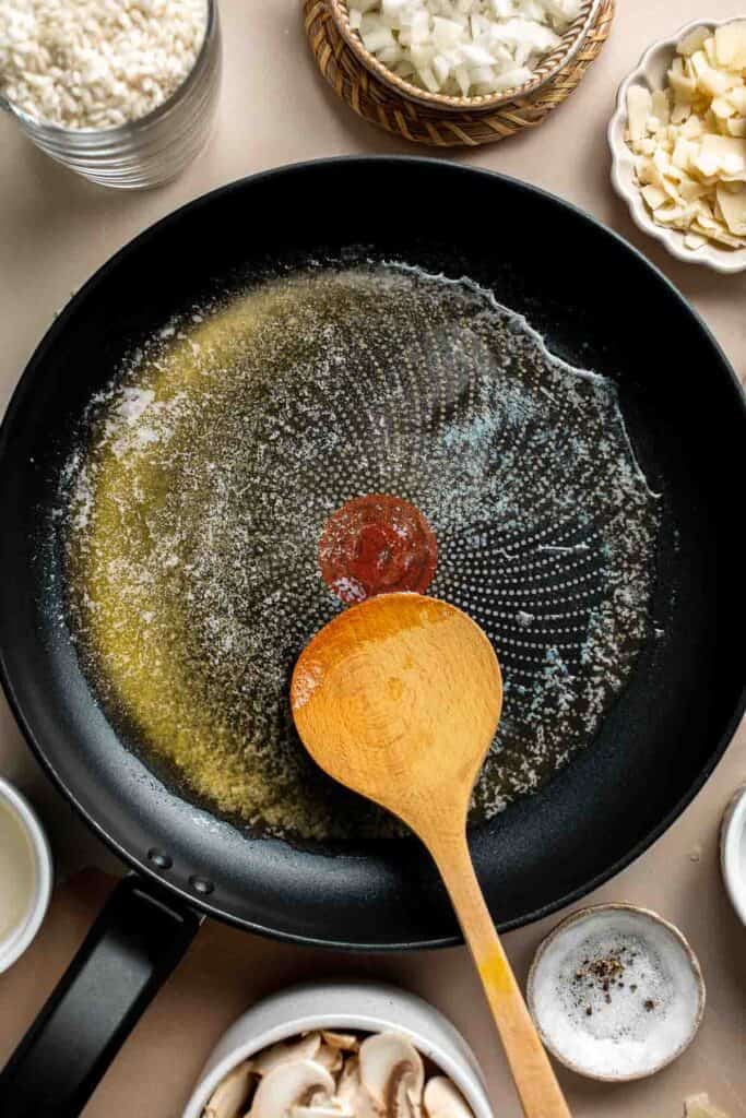 蘑菇意大利调味饭肉菜饭是一个丰富的奶油壶用简单的成分,带来大胆的味道。从头自制意大利调味饭很简单!| aheadofthyme.com