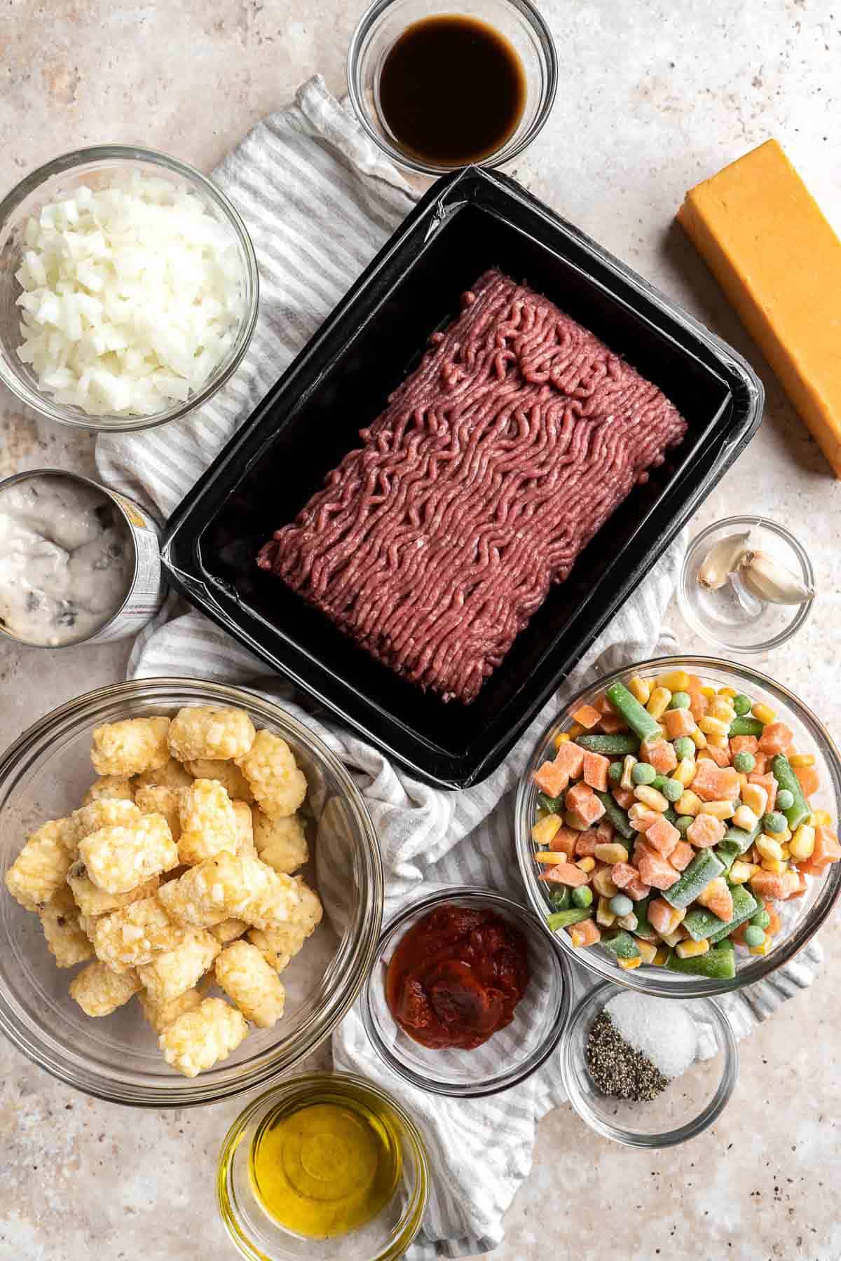 马铃薯合计的腿是典型的安慰食品,美味的层脆皮炸土豆泥,融化的奶酪和奶油混合牛肉和蔬菜。| aheadofthyme.com
