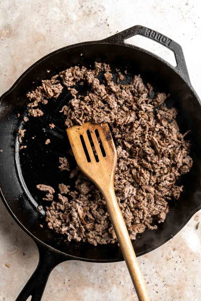 马铃薯合计的腿是典型的安慰食品,美味的层脆皮炸土豆泥,融化的奶酪和奶油混合牛肉和蔬菜。| aheadofthyme.com