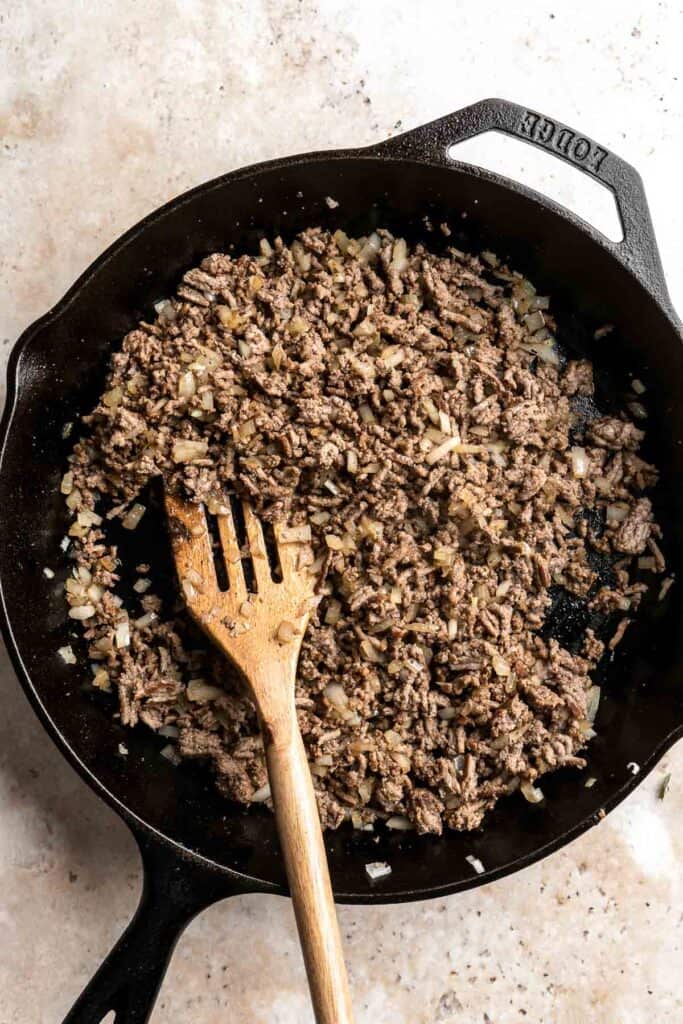 马铃薯合计的腿是典型的安慰食品,美味的层脆皮炸土豆泥,融化的奶酪和奶油混合牛肉和蔬菜。| aheadofthyme.com
