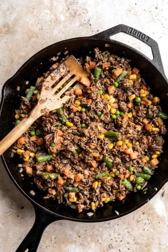 马铃薯合计的腿是典型的安慰食品,美味的层脆皮炸土豆泥,融化的奶酪和奶油混合牛肉和蔬菜。| aheadofthyme.com